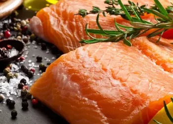 Farmed vs Wild Salmon: Which is Better for You and the Planet?